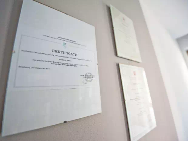 Certyfikaty na ścianie