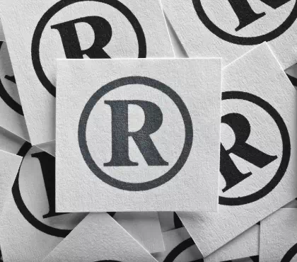 Litera R na kartkach papieru