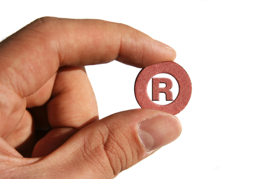 Palce trzymające literkę R